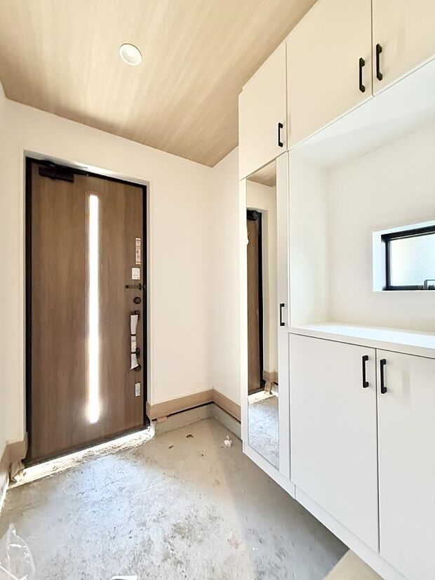 広々玄関ホールが家族をお出迎え、収納豊富なシューズクローゼット付。