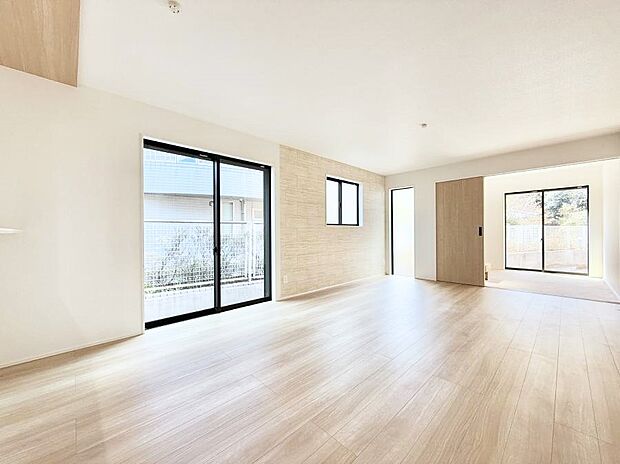 ■大きな窓から光が入り明るい空間でお寛ぎいただけます