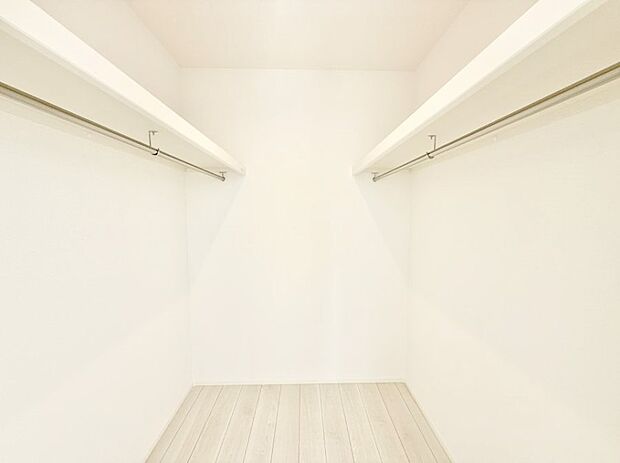 ■季節の洋服も、思い出の小物もすっきり収納できるウォークインクローゼット付