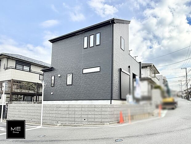 黒をベースにした締まった印象の外観