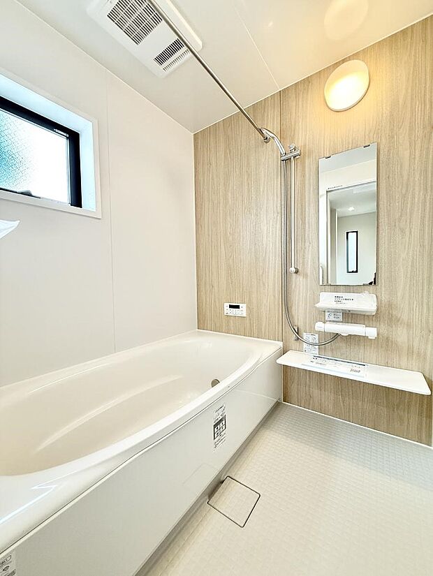 落ち着いた色合いの壁面、ゆっくり寛げるバスルーム