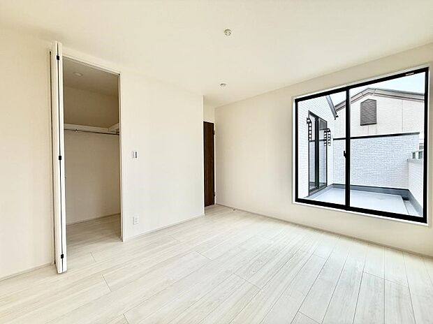 ■大きな窓は開放感があり、明るさ通風バッチリです