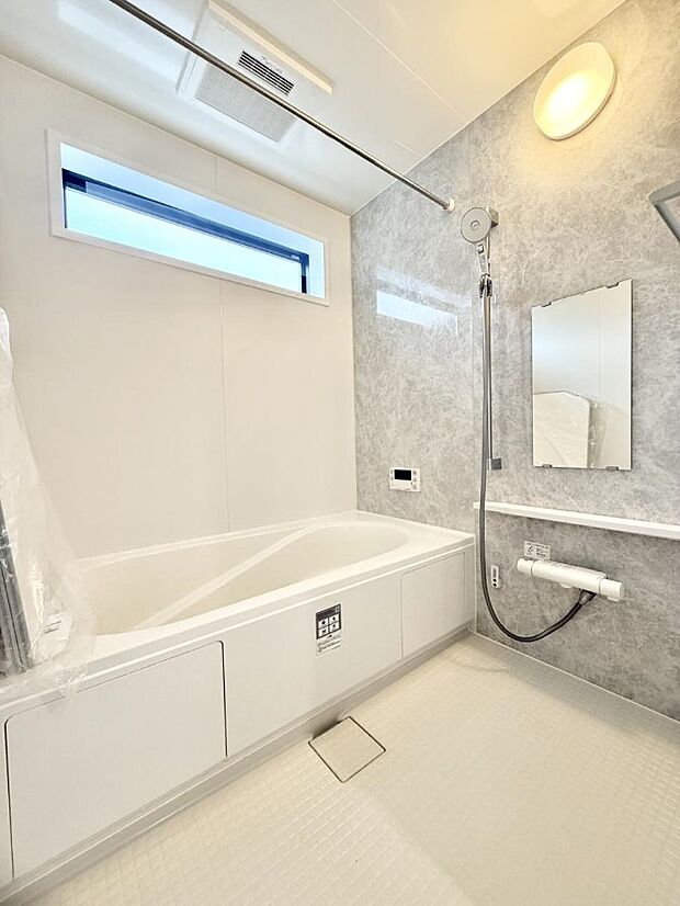 ■落ち着いた色合いの壁面、ゆっくり、ゆったり寛げるバスルーム。