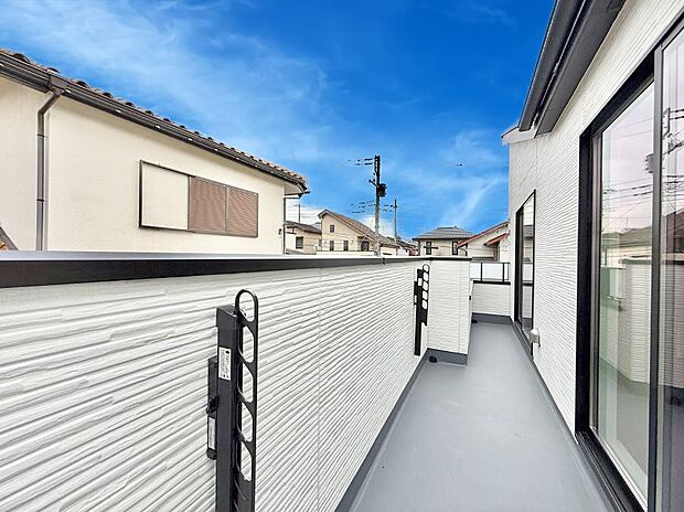 ■2部屋から出入り可能な広々バルコニーでたくさんの洗濯物が干せます