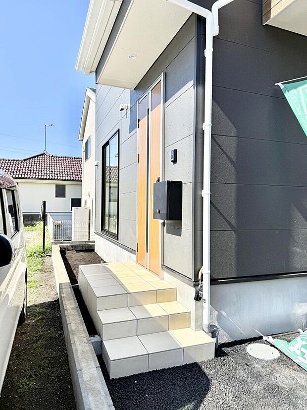 ■ シンプルで美しく、住まいの第一印象を彩る玄関です