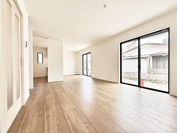 ■陽ざしが射し込む明るいLDKは家族でのんびり寛げます  