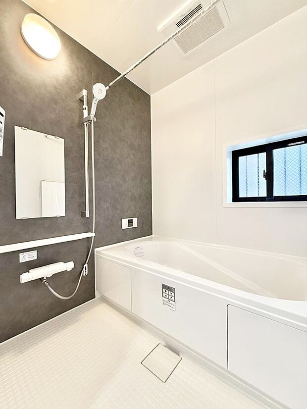 ■落ち着いた色合いの壁面、ゆっくり寛げるバスルーム