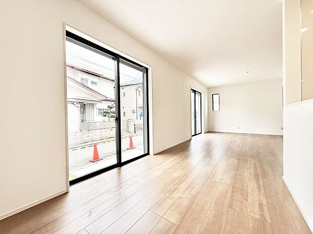 ■家具を置いてもゆったり過ごせる広さのリビング  