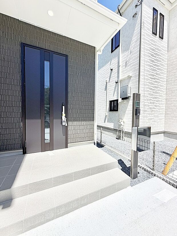 B号棟  ■ シンプルで美しく、住まいの第一印象を彩る玄関です