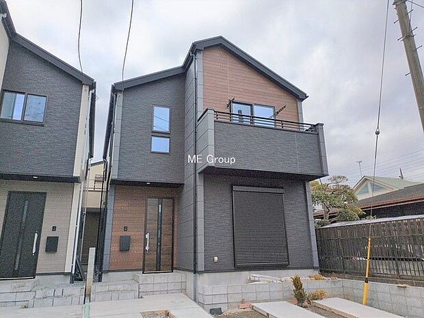 モノトーンのはりわけが印象的な外観!内覧できます。