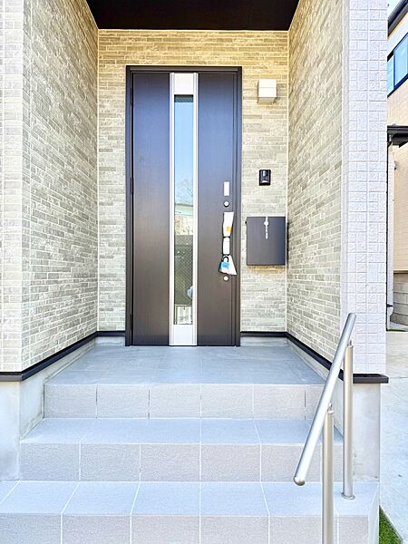 2号棟  ■ シンプルで美しく、住まいの第一印象を彩る玄関です