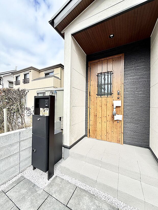 ■ シンプルで美しく、住まいの第一印象を彩る玄関です