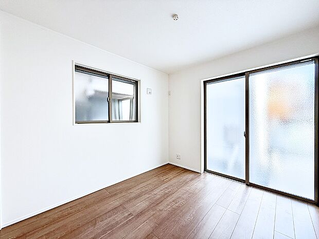 大きな窓は開放感があり、明るさ通風バッチリです  