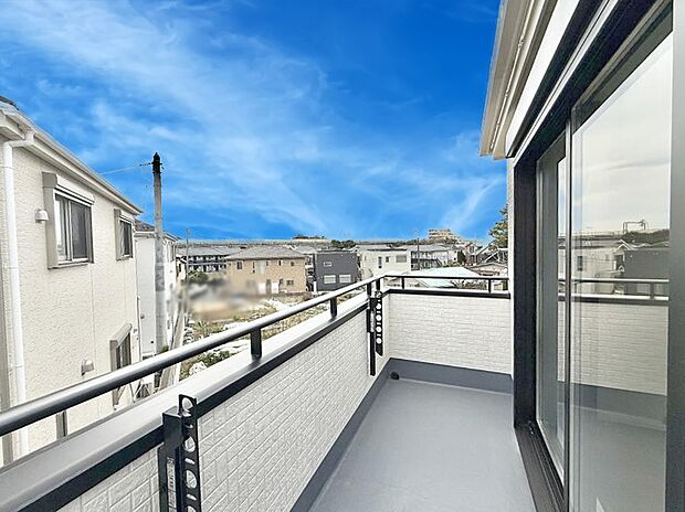 ■ 心地よい風と光を感じる、くつろぎのバルコニー