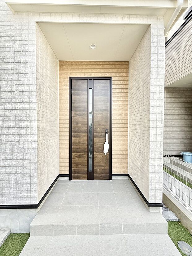 ■ シンプルで美しく、住まいの第一印象を彩る玄関です