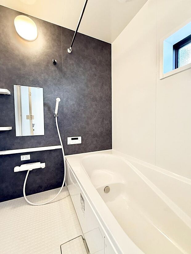 落ち着いた色合いの壁面、ゆっくり寛げるバスルーム