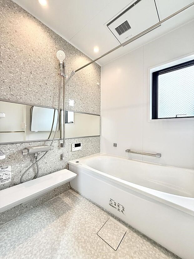 ■落ち着いた色合いの壁面、ゆっくり寛げるバスルーム