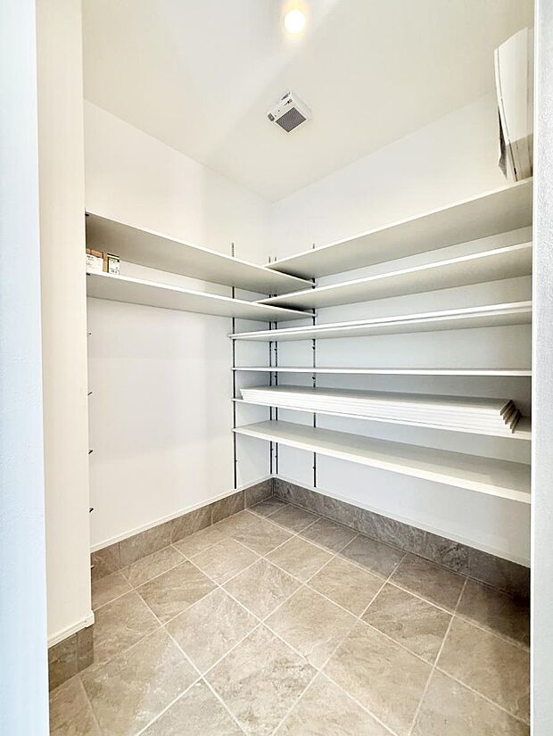 ■シューズインクローゼット付なので、外で使う物をまとめて収納、すっきり玄関に