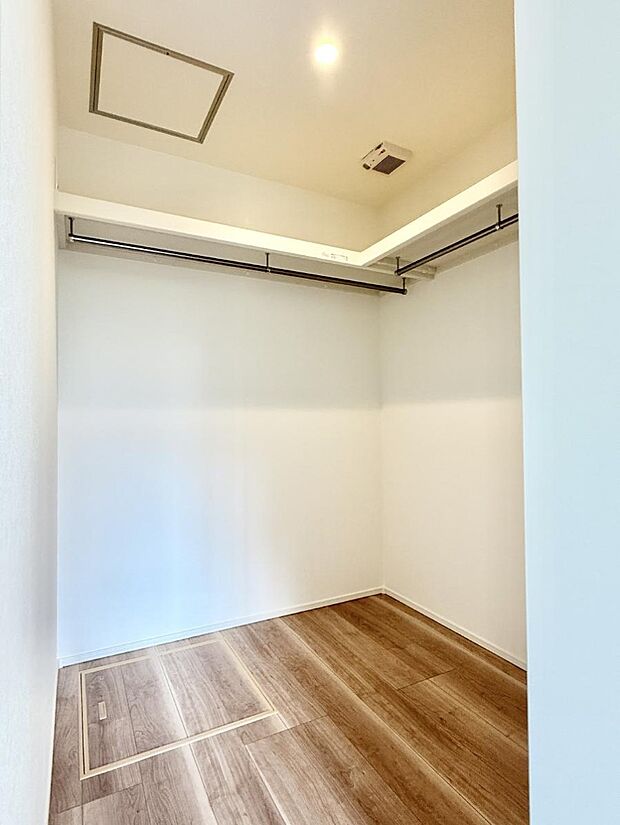 1号棟  ■季節の洋服も、思い出の小物もすっきり収納できるウォークインクローゼット付  