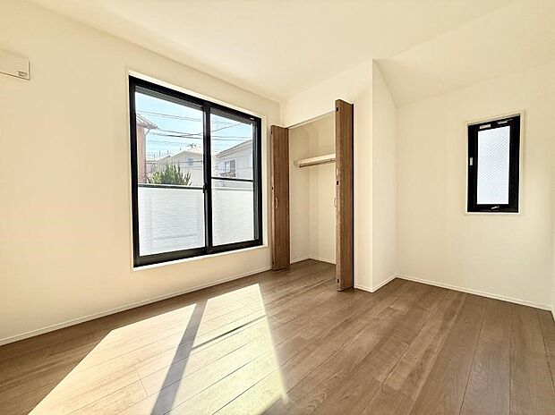 大きな窓は開放感があり、明るさ通風バッチリです