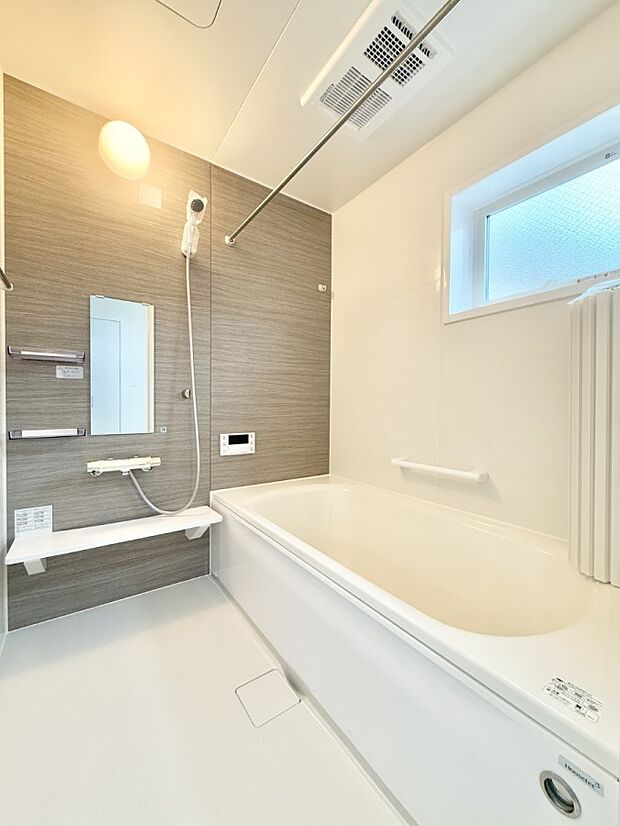 ■落ち着いた色合いの壁面、ゆっくり寛げるバスルーム