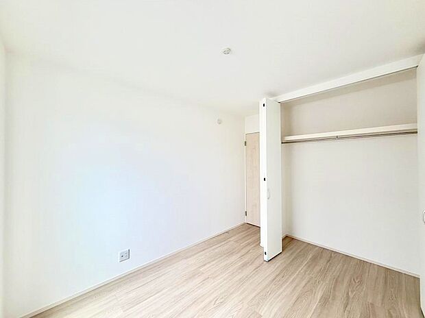 5号棟 ■落ち着いた色合いのお部屋で穏やかな時間を楽しめます