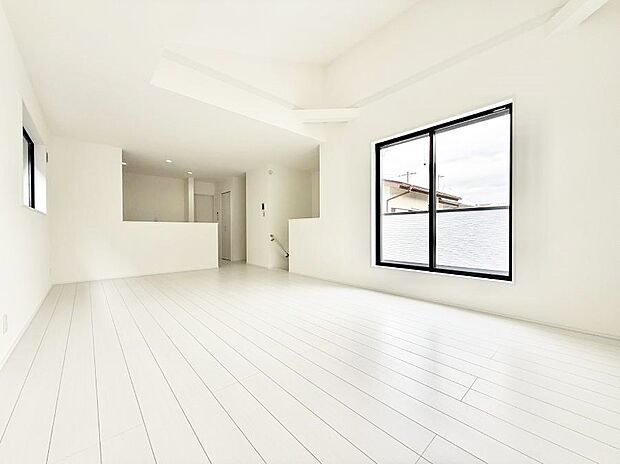 大きな窓から光が入り明るい空間でお寛ぎいただけます