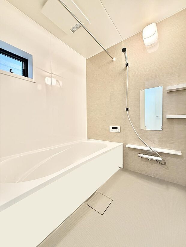 落ち着いた色合いの壁面、ゆっくり寛げるバスルーム