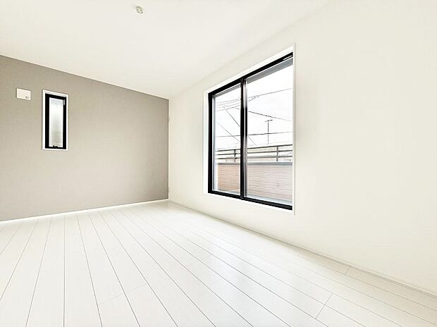 大きな窓は開放感があり、明るさ通風バッチリです