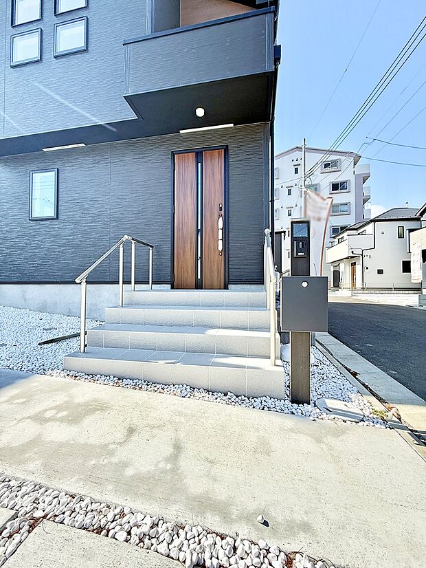 ■ 心地よい暮らしへとつながる、温かい玄関