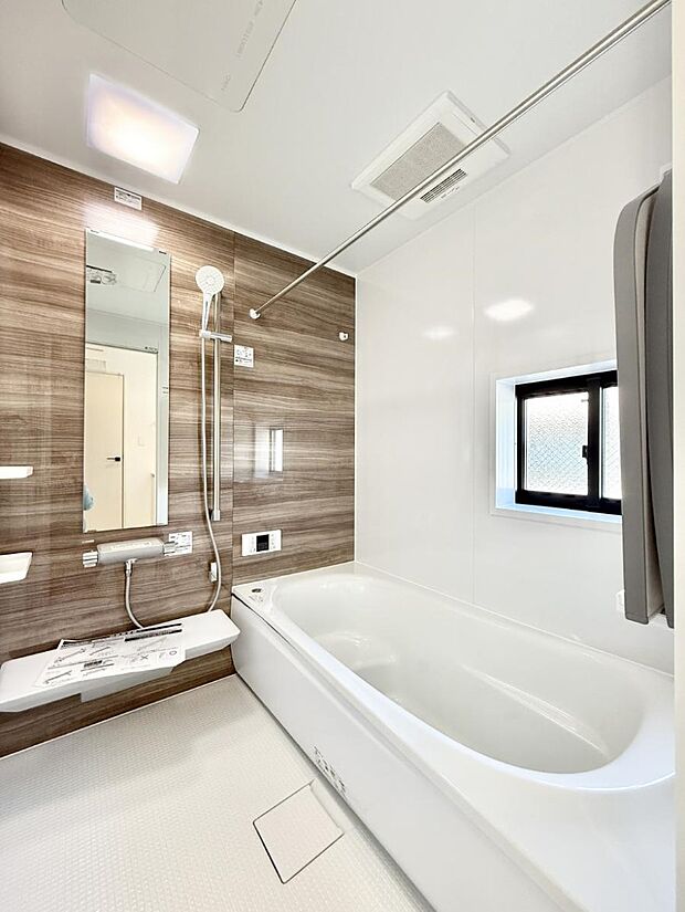 ■落ち着いた色合いの壁面、ゆっくり寛げるバスルーム