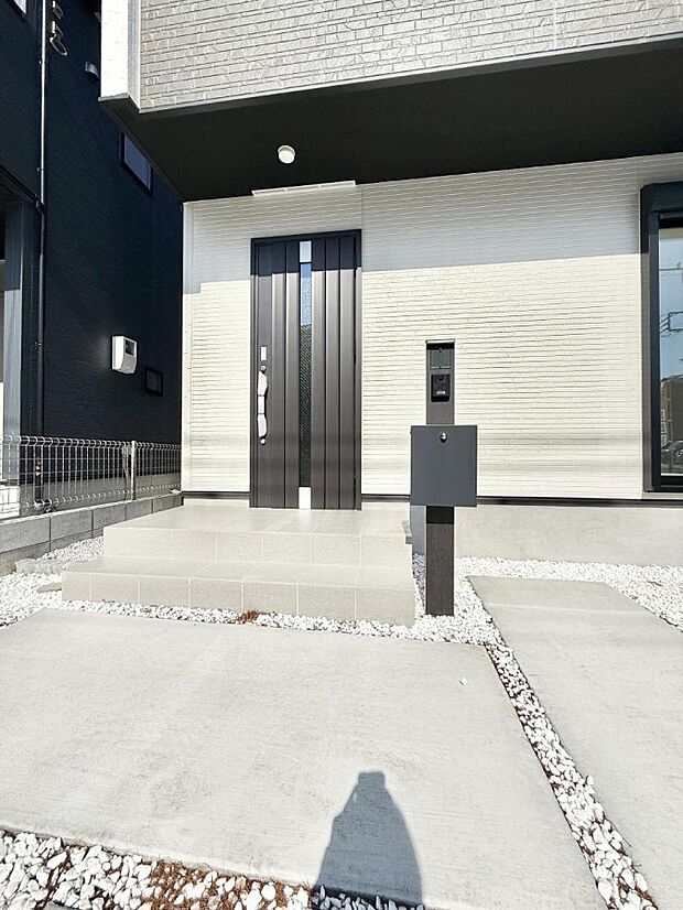 ■ シンプルで美しく、住まいの第一印象を彩る玄関です