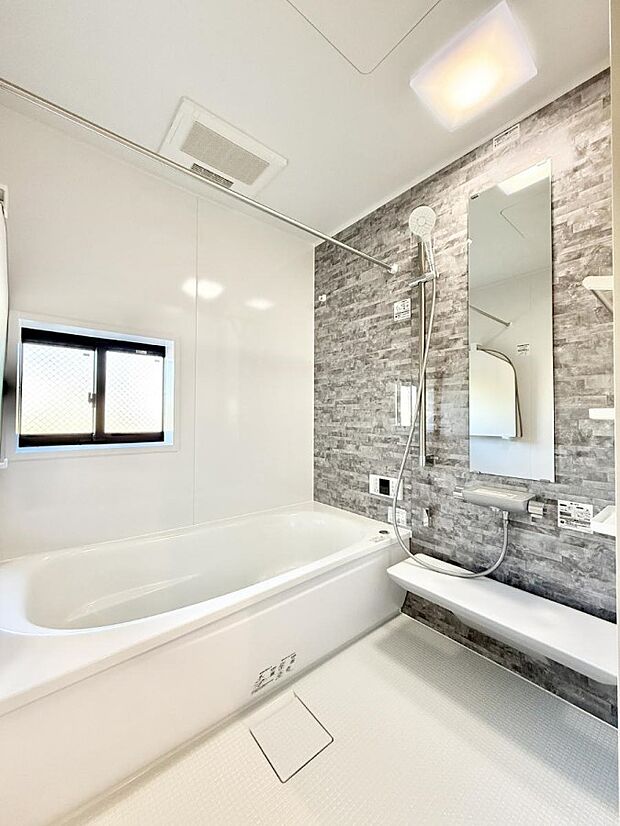 ■落ち着いた色合いの壁面、ゆっくり寛げるバスルーム