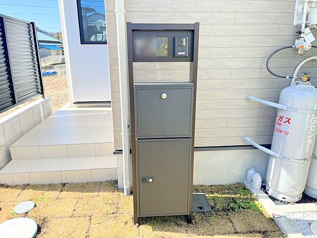 4号棟 ◆表札・インターホン・ポストを一つに集約!玄関アプローチすっきり♪