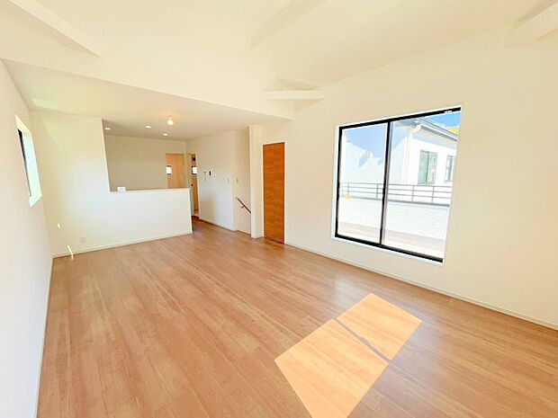 4号棟 ■大きな窓から光が入り明るい空間でお寛ぎいただけます