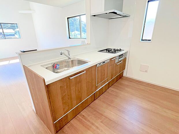 小窓があるので、明るさと開放感たっぷりなキッチン!