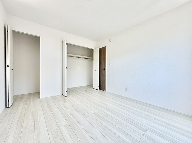 8号棟 ■落ち着いた色合いのお部屋で穏やかな時間を楽しめます