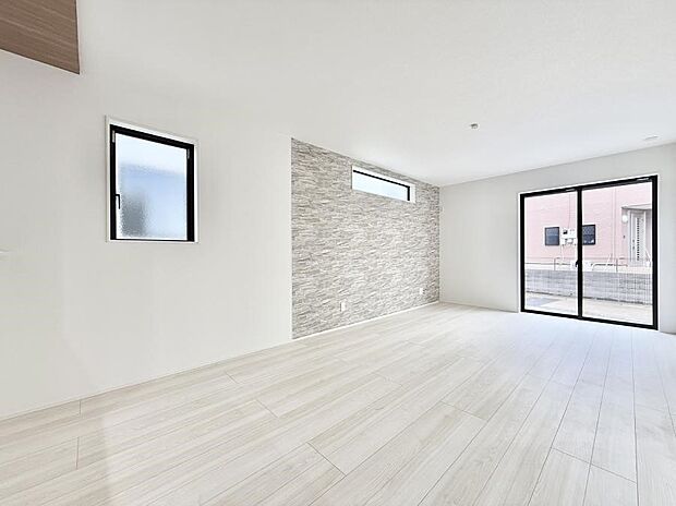 大きな窓から光が入り明るい空間でお寛ぎいただけます