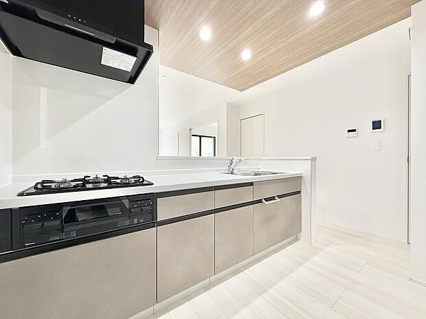 小窓があるので、明るさと開放感たっぷりなキッチン!