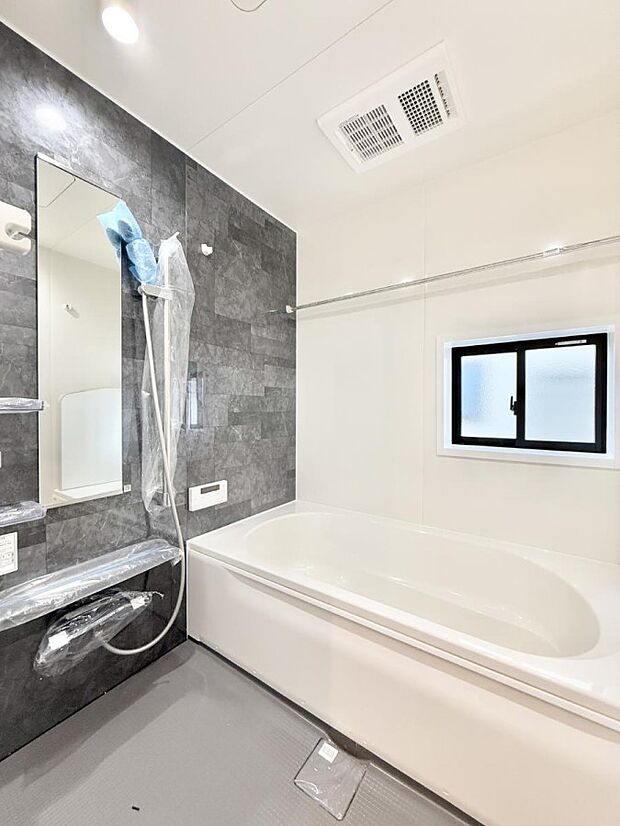 落ち着いた色合いの壁面、ゆっくり寛げるバスルーム