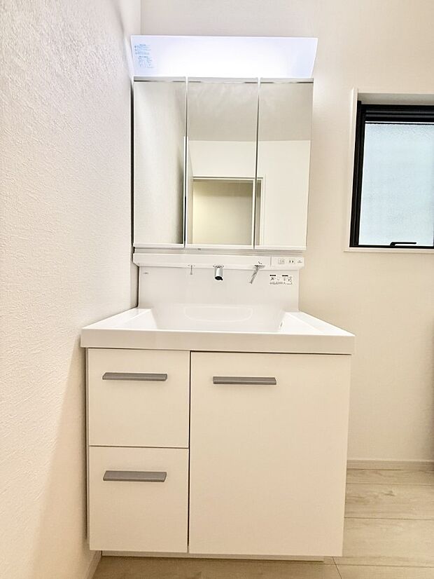 ■明るい洗面所は毎朝の歯磨きも楽しくできちゃいそうです♪