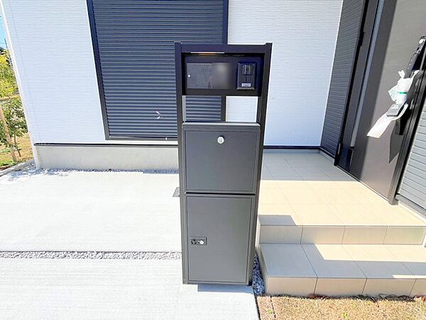 5号棟  ◆表札・インターホン・ポストを一つに集約！玄関アプローチすっきり♪