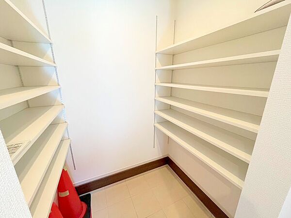 5号棟  ■シューズインクローゼットでおしゃれに見せる収納で玄関すっきり