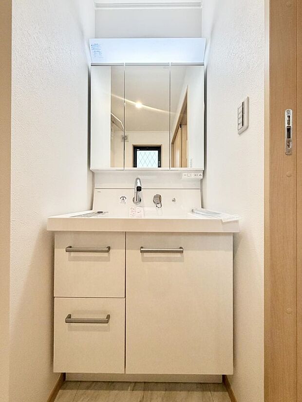 ■明るい洗面所は毎朝の歯磨きも楽しくできちゃいそうです♪