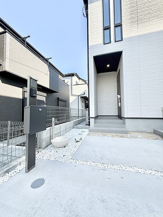 ■ シンプルで美しく、住まいの第一印象を彩る玄関です