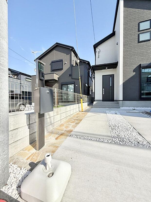 ■ シンプルで美しく、住まいの第一印象を彩る玄関です