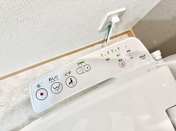 ■温水洗浄で快適、清潔感が保たれるシャワートイレ