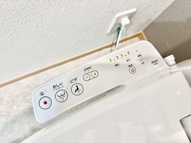 ■温水洗浄で快適、清潔感が保たれるシャワートイレ