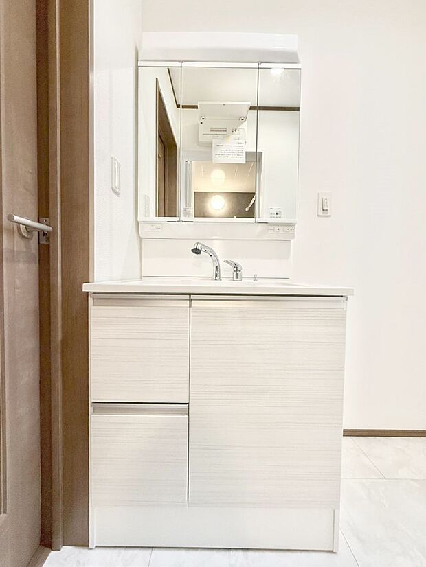 ■明るい洗面所は毎朝の歯磨きも楽しくできちゃいそうです♪