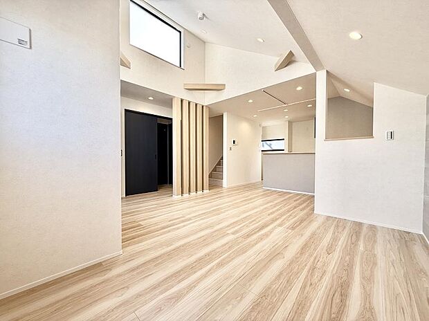 大きな窓から光が入り明るい空間でお寛ぎいただけます